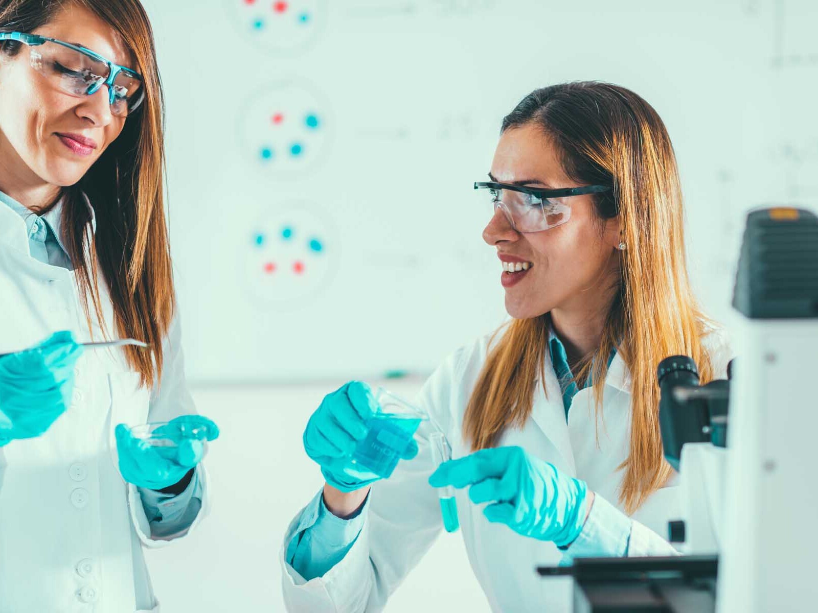 Deux femmes scientifique au travail