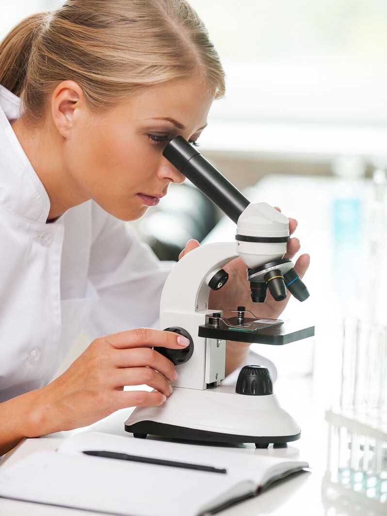 Vue latérale d'une jeune femme scientifique confiante