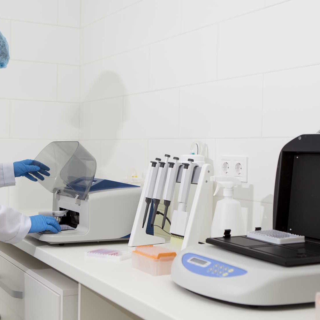 Jeune scientifique travaillant dans un laboratoire biologique avec un échantillon