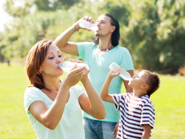 famille qui boît de l'eau potable